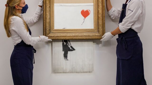 Изрезанную шредером картину Бэнкси продали на аукционе за рекордные $25,4 млн