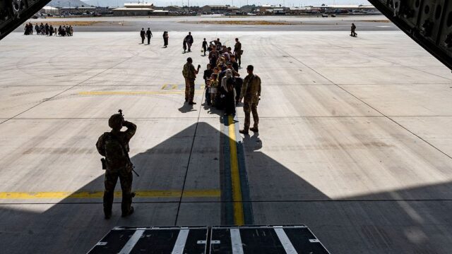 США закрыли доступ в аэропорт Кабула, чтобы ускорить эвакуацию