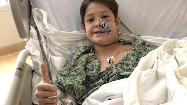 В Миссури 10-летний мальчик выжил после того, как проткнул голову шампуром