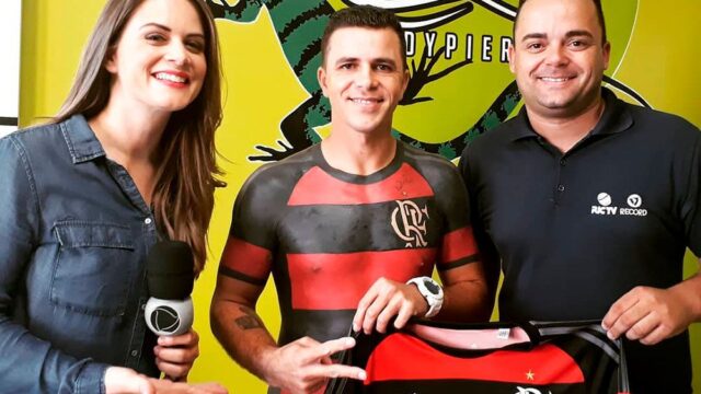 Бразильский болельщик набил себе татуировку в виде футболки любимой команды