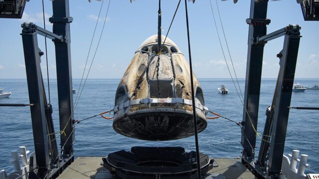Корабль Crew Dragon компании SpaceX вернулся на Землю