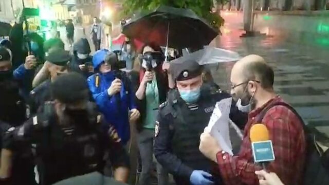 В Москве задержали участников пикетов в поддержку журналистки Светланы Прокопьевой