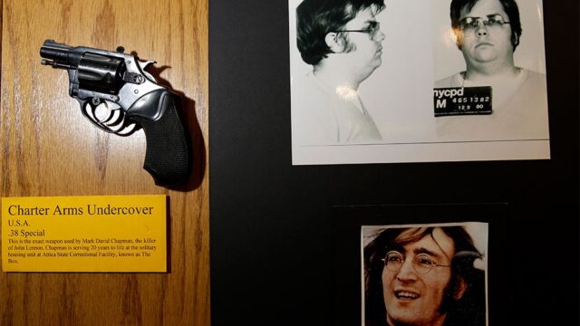 Марк Чепмен впервые извинился за убийство Джона Леннона
