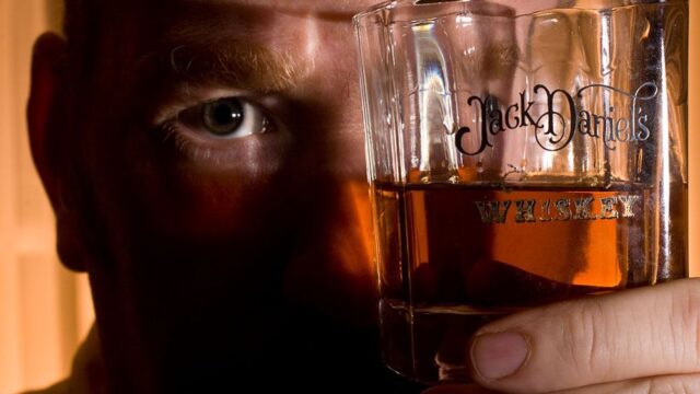 Ученые объяснили, почему виски вкуснее, если в него добавить немного воды