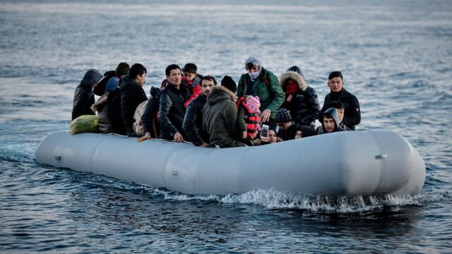 Турция запретила беженцам переправляться через Эгейское море