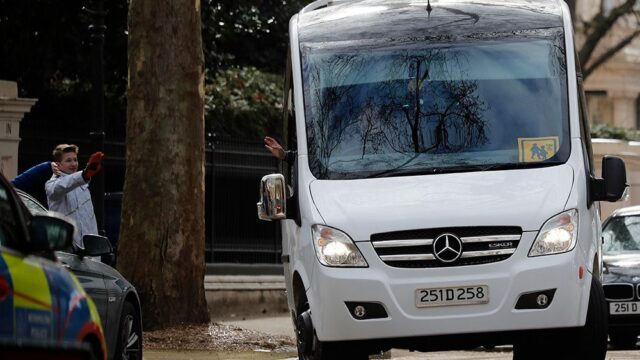 Автобусы с российскими дипломатами покинули посольство в Лондоне