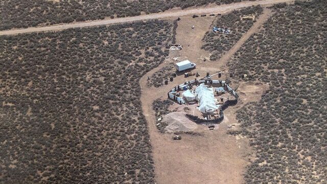 Полиция в Нью-Мексико спасла 11 детей, которых держали в пустыне почти без еды и воды