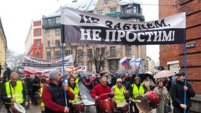 В Риге родители вышли на марш протеста против перевода школ на латышский язык