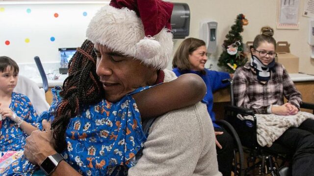 Барак Обама в честь Рождества принес подарки больным детям