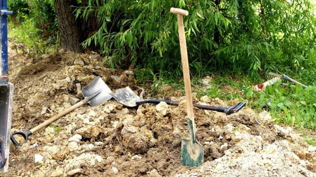 В Татарстане похоронное бюро заработало 1 млн рублей на незаконном прокате лопат