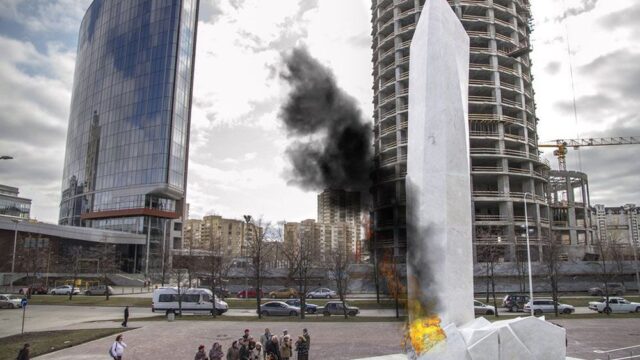 В твиттере появилось фейковое фото с поджогом памятника Ельцину. Некоторые СМИ решили, что оно настоящее