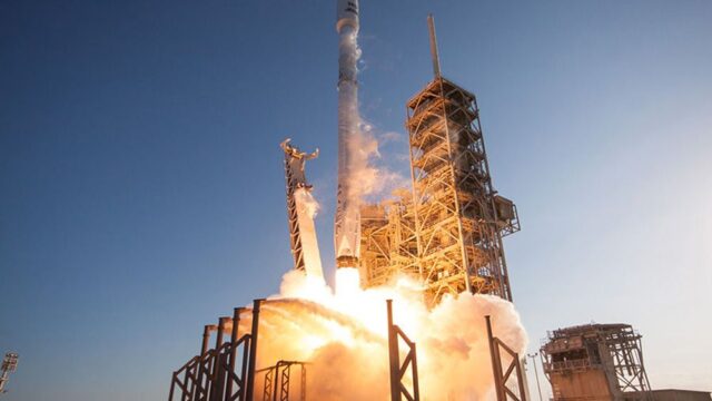 SpaceX отложила первый туристический полет на Луну