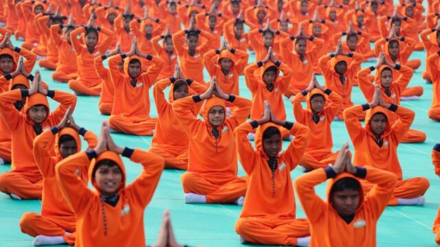 В Непале решили сделать йогу обязательным предметом в школах