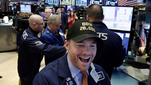 Индекс Dow Jones впервые в истории превысил отметку 23000 пунктов