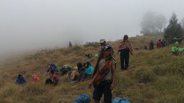 В Индонезии 560 альпинистов застряли на горе после землетрясения