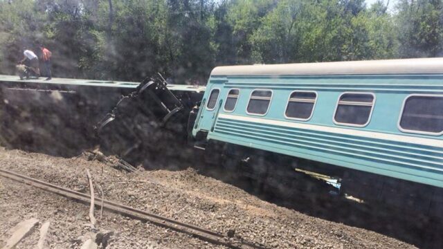 В Казахстане сошел с рельсов пассажирский поезд