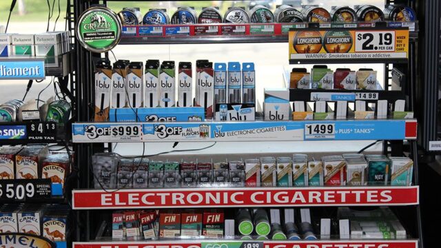 Конгресс США повысил возраст покупки электронных сигарет до 21 года
