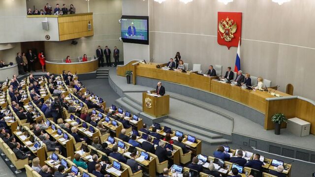 Путин внес в Госдуму закон, снимающий возрастные ограничения для госслужащих