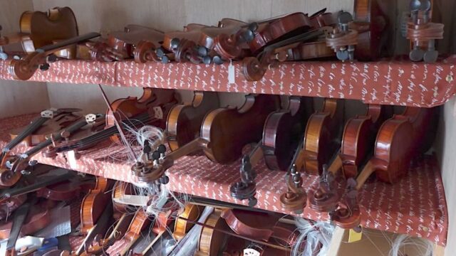 В Японии арестовали бывшую жену скрипичного мастера. Подозревают, что она разбила его скрипки на $1 млн