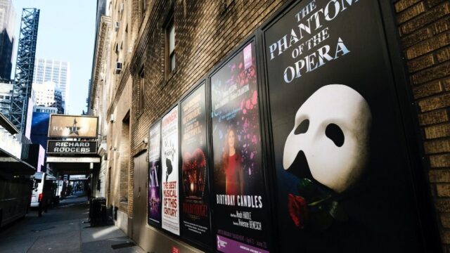 В Нью-Йорке театры Бродвея будут закрыты до конца года из-за пандемии