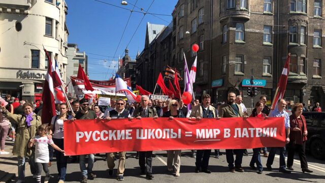 В Риге около 2,5 тысяч человек вышли на шествие в защиту русских школ