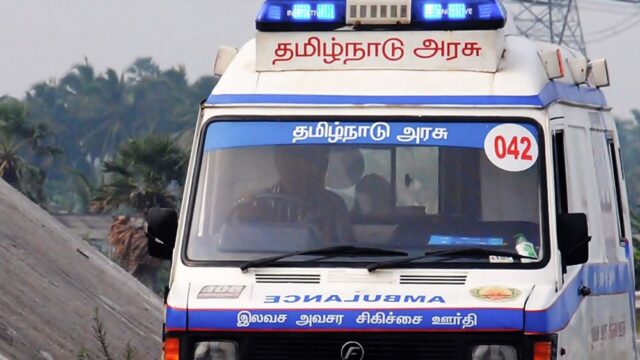 Несколько десятков человек погибли в Индии при падении школьного автобуса в пропасть