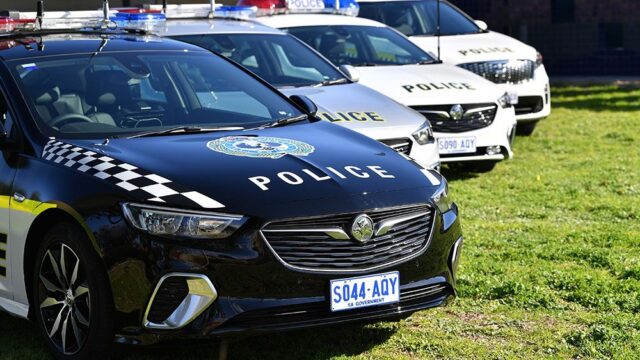 Австралийца арестовали, когда он приехал в суд по делу об угоне машины… На другой угнанной машине