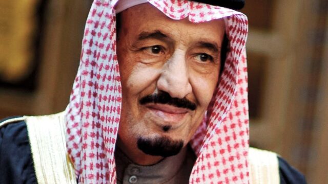 Саудовский журналист перехвалил короля. Его наказали
