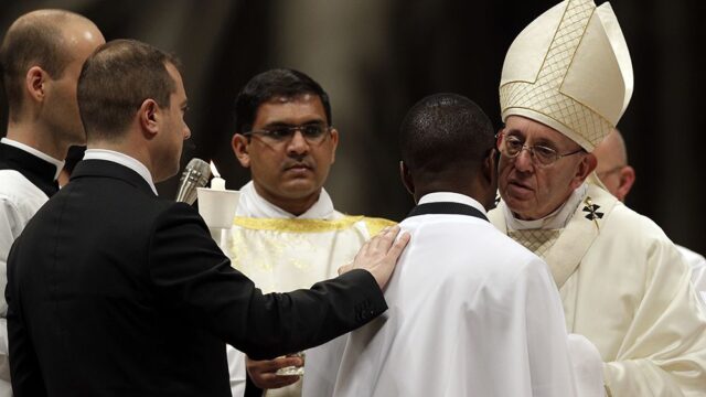 Папа Римский на Пасху покрестил «героя-мигранта» из Нигерии