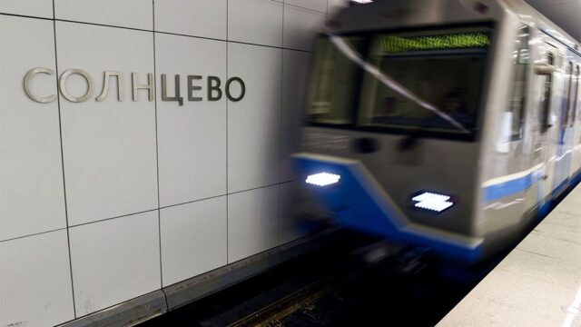 В московском метро застряли три поезда, в которых больше тысячи человек