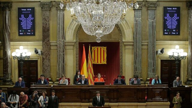 Каталония отложила объявление независимости до переговоров с Испанией