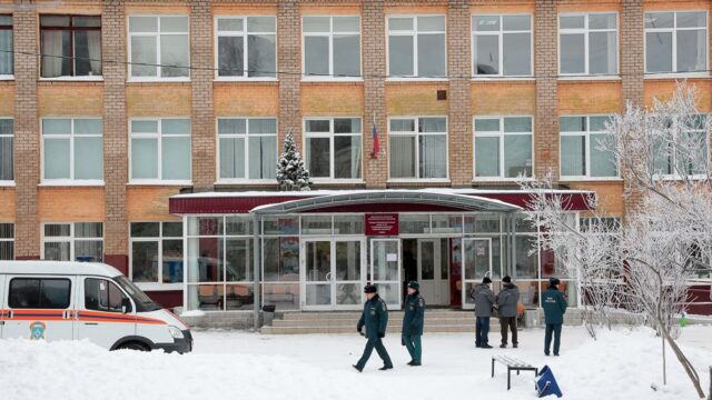 Подростка, который напал с ножом на школу в Перми, приговорили почти к 10 годам заключения