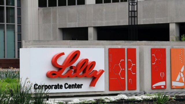 В США компания Eli Lilly приостановила испытания лекарств от COVID-19