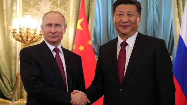 Владимир Путин встретился с Си Цзиньпином. И наградил его орденом