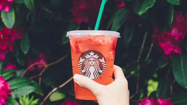 Starbucks откажется от пластиковых трубочек во всех своих кафе к 2020 году