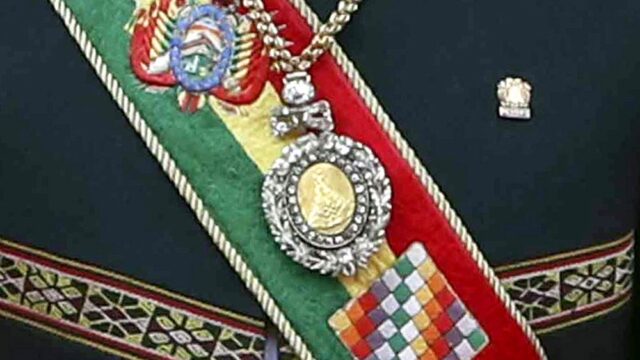 Медаль президента Боливии, инкрустированную бриллиантами, украли и позже подкинули в церковь