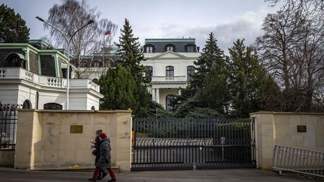 Чехия объявила двоих сотрудников посольства России персонами нон грата
