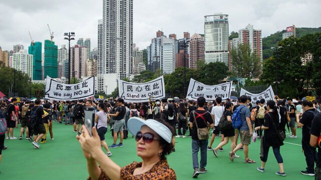 В Гонконге сотни тысяч вышли протестовать под проливным дождем: фотогалерея
