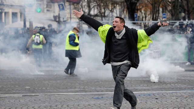 В Париже полиция применила слезоточивый газ и водяные пушки против демонстрантов