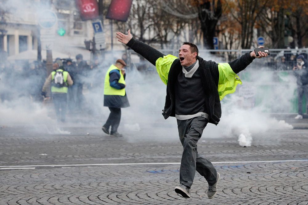 В Париже полиция применила слезоточивый газ и водяные пушки против демонстрантов