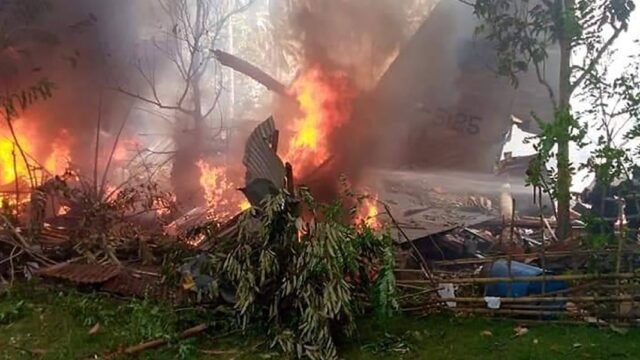 Военный самолет с 85 людьми на борту разбился на Филиппинах
