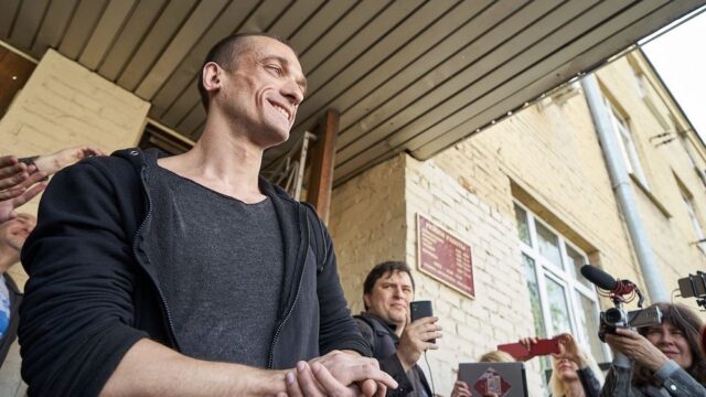 Художника-акциониста Павленского признали виновным в поджоге банка в Париже