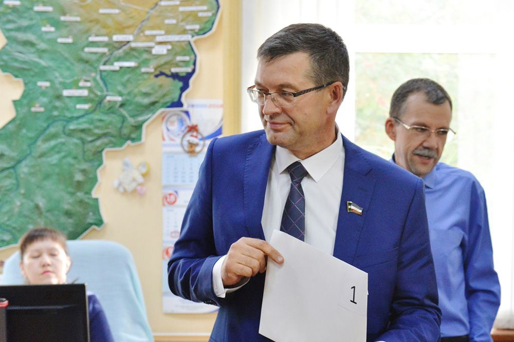 Кандидат от «Справедливой России» снялся со второго тура выборов главы Хакасии