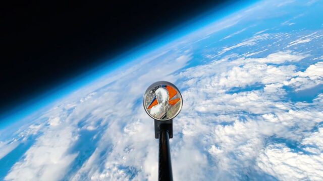 Монета с изображением Дэвида Боуи побывала в космосе