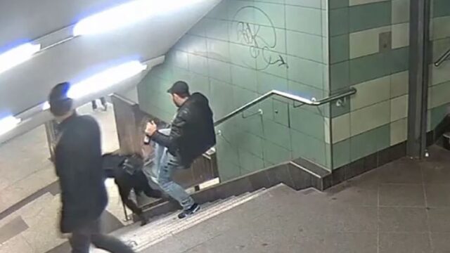 В Германии осудили на три года мужчину, который толкнул женщину в метро