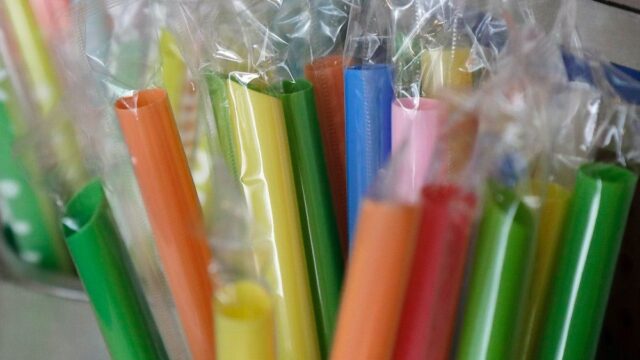 В Англии ввели запрет на пластиковые соломинки и ватные палочки