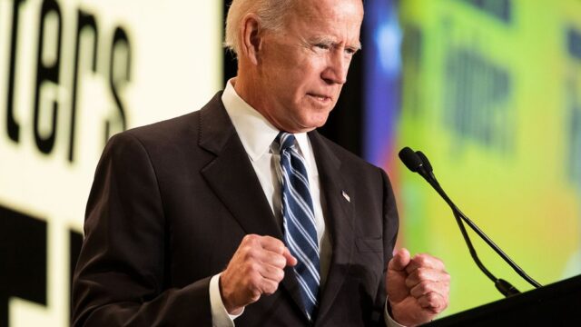 Политик обвинила возможного кандидата в президенты США Джо Байдена в ﻿«нежелательных прикосновениях»