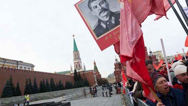 Коммунисты отметили 140-ю годовщину со дня рождения Сталина: галерея