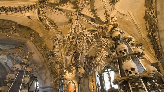 В Чехии туристам с 2020 года запретят без разрешения фотографировать скелеты в церкви в Кутна-Горе