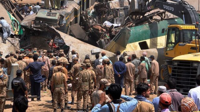 50 человек погибли в Пакистане при столкновении поездов